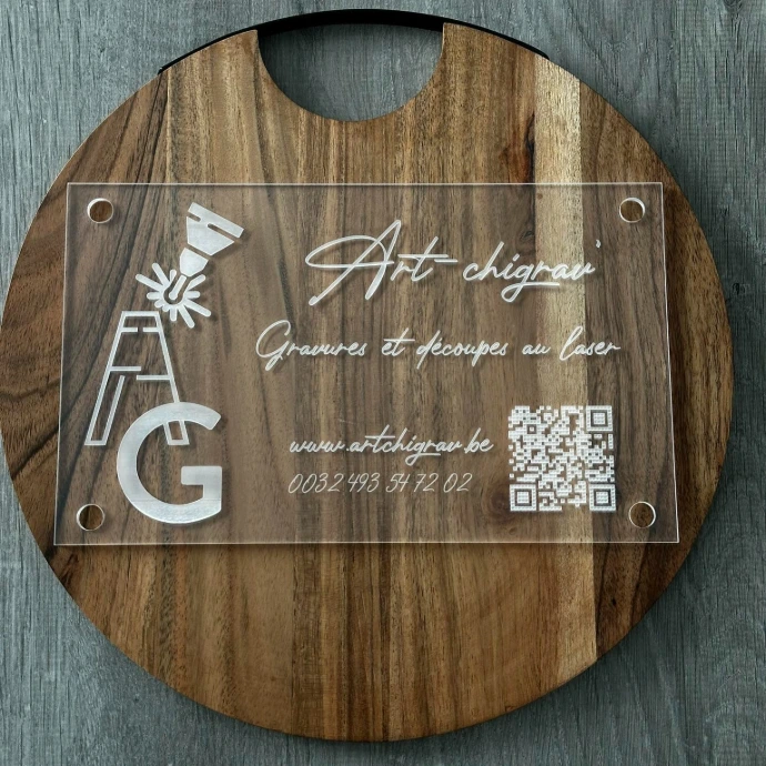 Plaque en acrylique gravée, posée sur un plateau en bois