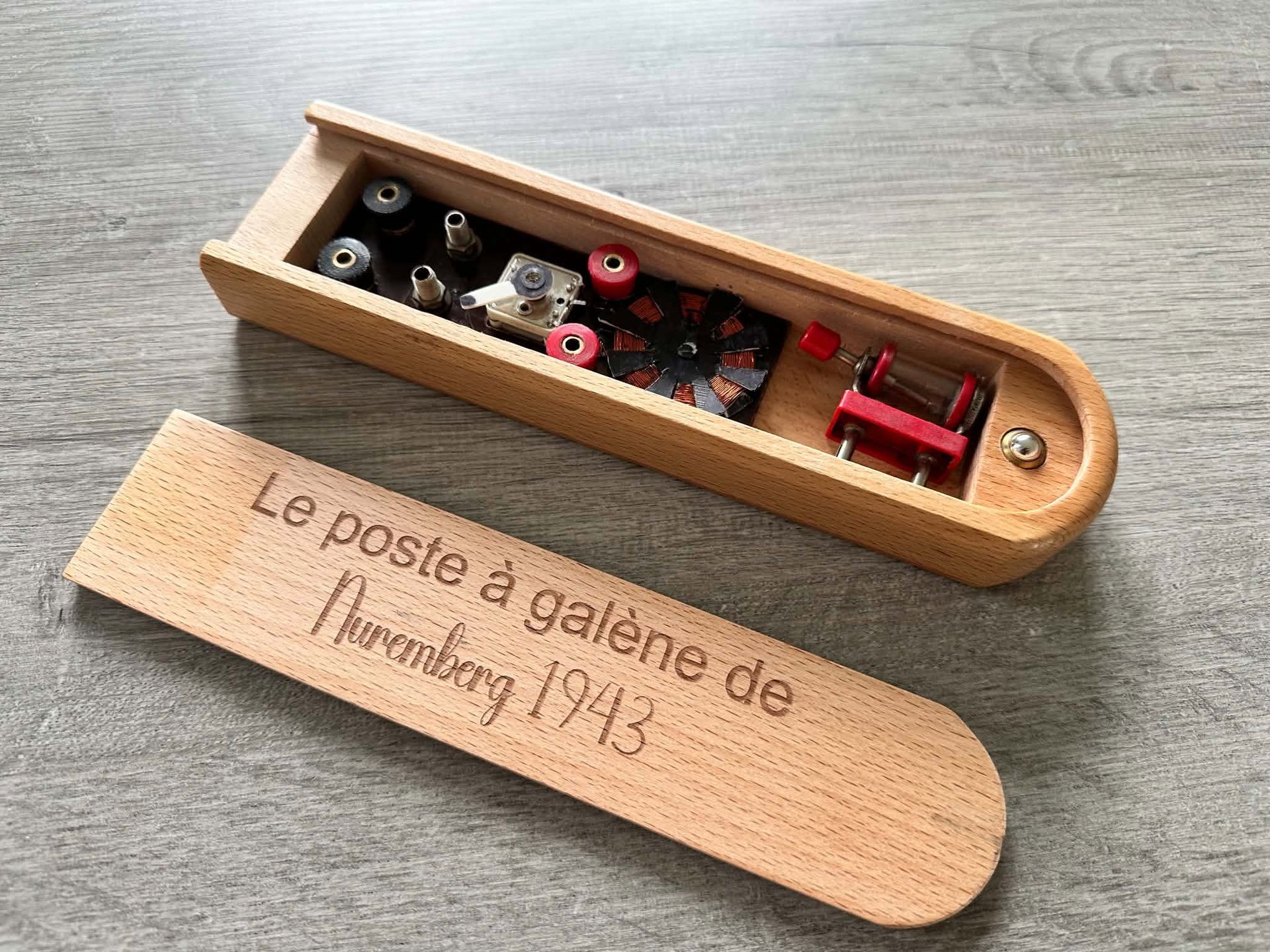 Boîte en bois avec texte gravé au laser